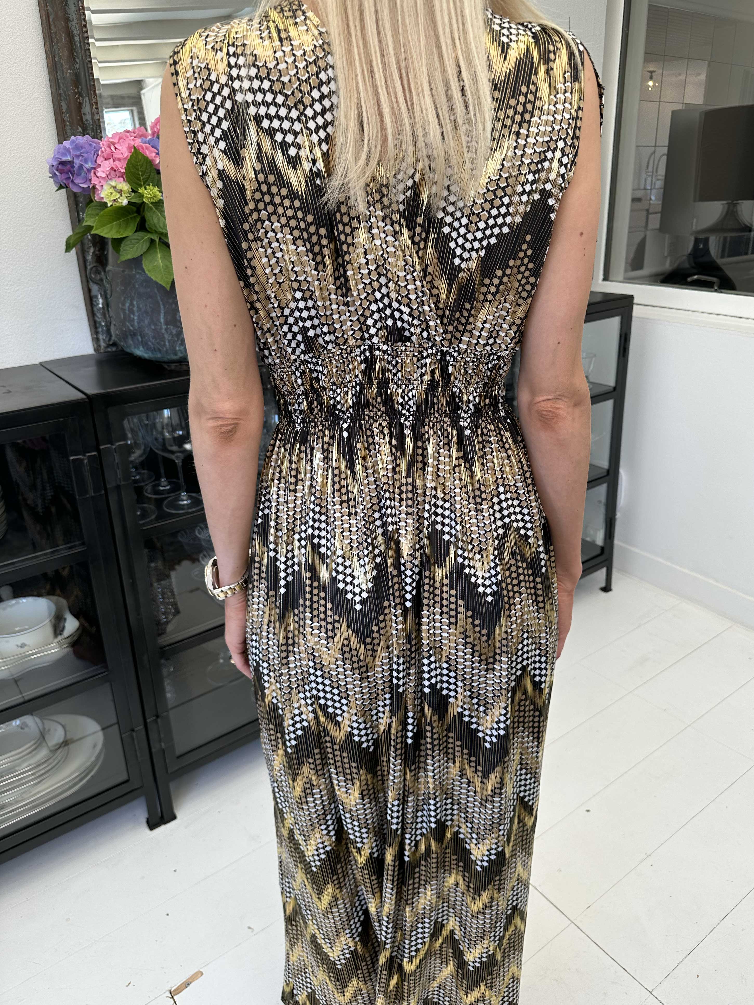 Pams Pattern Sleeveless - Lång elastisk klänning i rynkfritt tyg